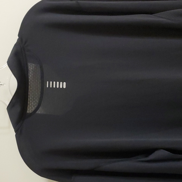 Under Armour Shirt - Picture 6 of 6